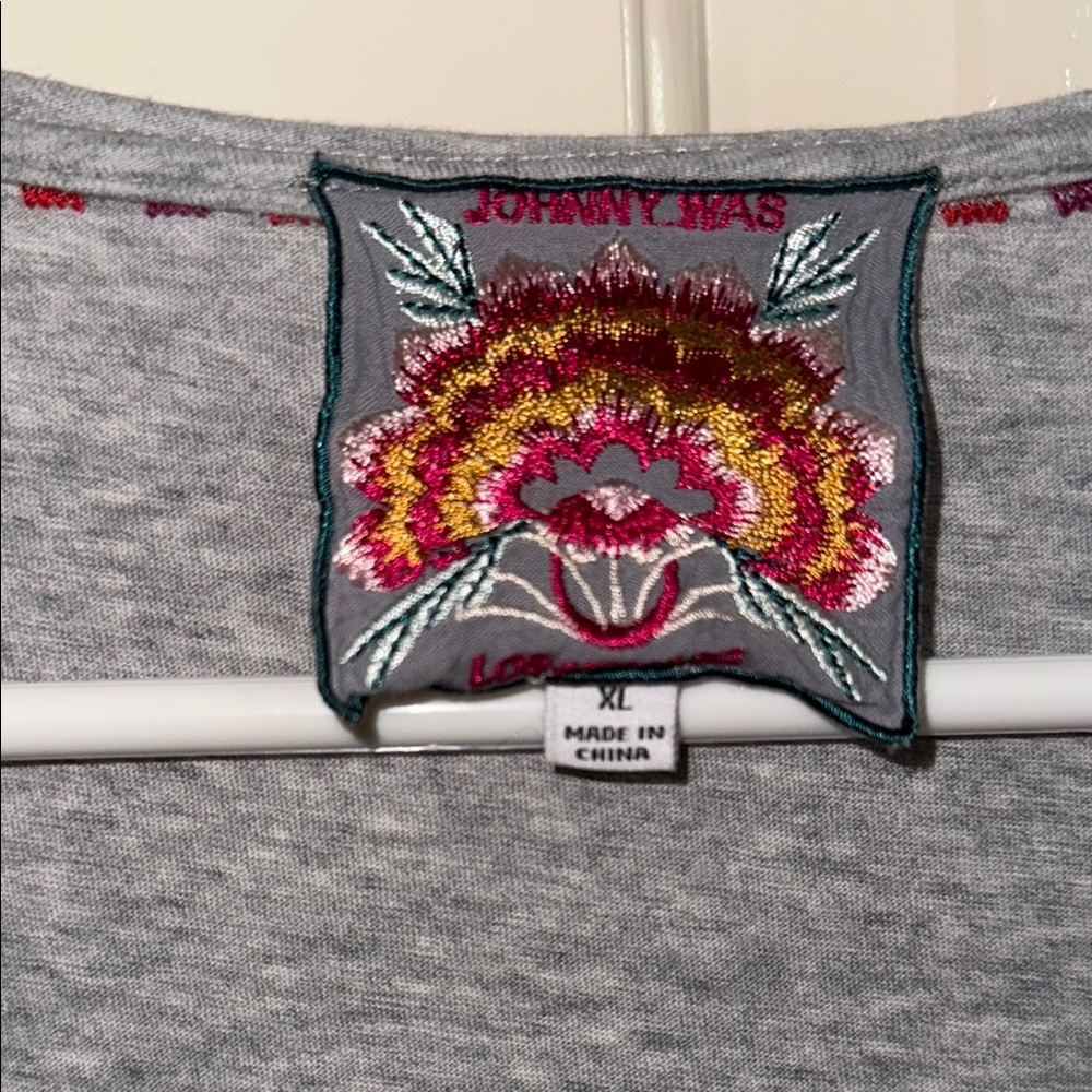 Johnny Was Los Angeles Tee Shirt V-Neck Embroidered Top XL - Picture 2 of 6